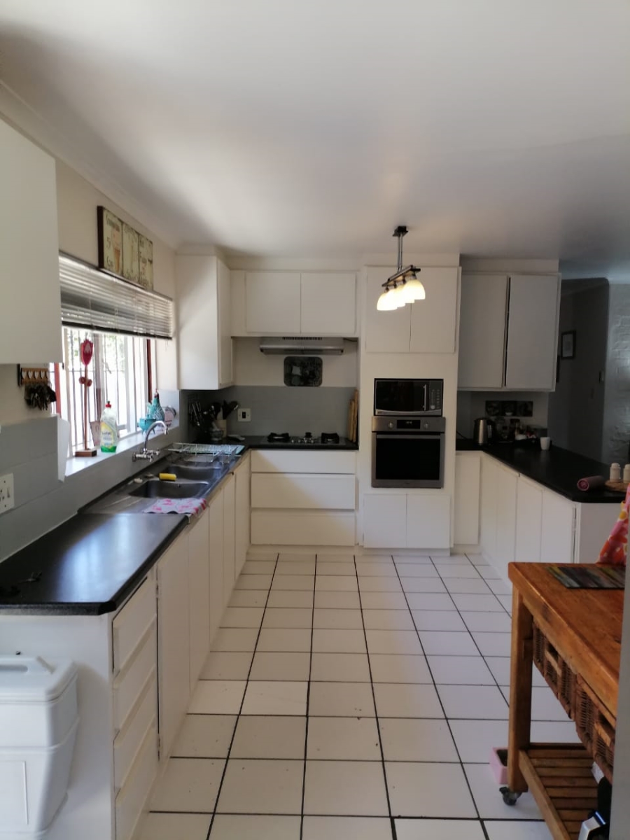 To Let 4 Bedroom Property for Rent in Heldervue Western Cape
